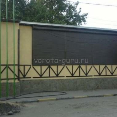 Установка роллет из профиля АР-55 на окнах и дверях столовой 05